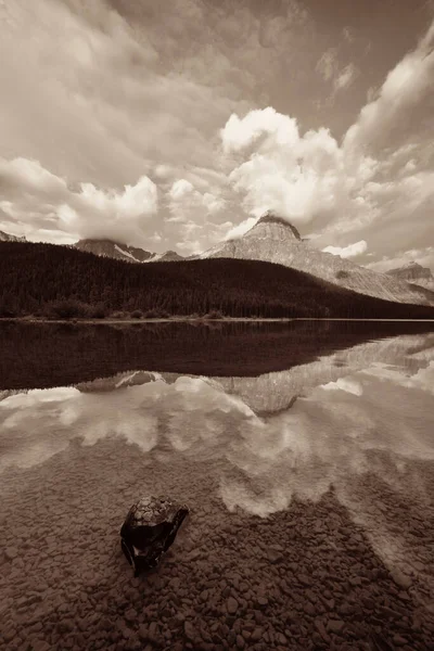 Waterfowl Lake Nascer Sol Com Reflexo Água Montanhas Nuvens Parque — Fotografia de Stock