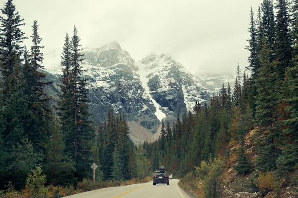 Snötäckta Berget Banff National Park Och Motorvägen Kanada — Stockfoto