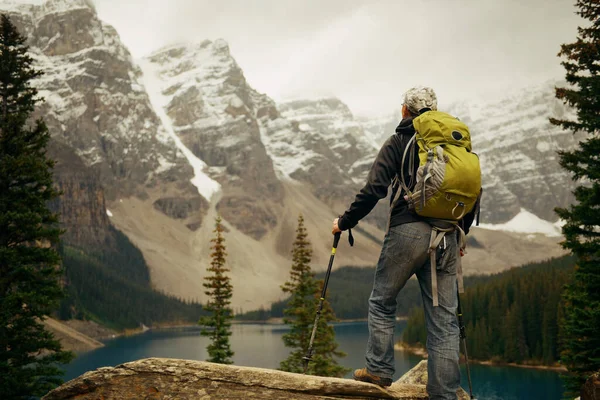 Wanderer Moränensee Mit Schneebedecktem Berg Des Banff Nationalparks Kanada — Stockfoto