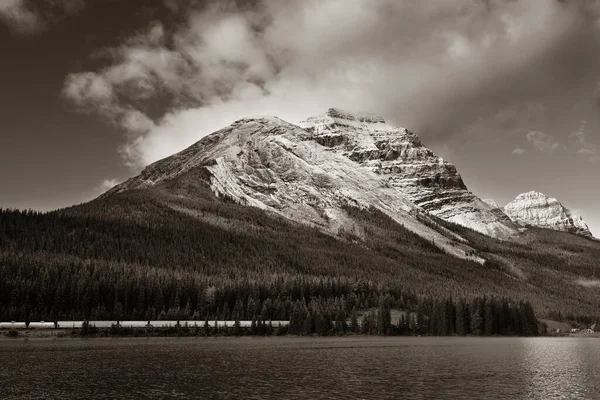 Ορεινή Λίμνη Αντανάκλαση Και Ομίχλη Στο Ηλιοβασίλεμα Στο Banff National — Φωτογραφία Αρχείου