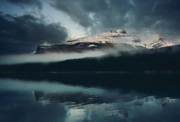 雪を頂いた山と湖反射カナダ ヨーホー国立公園内の霧 — ストック写真