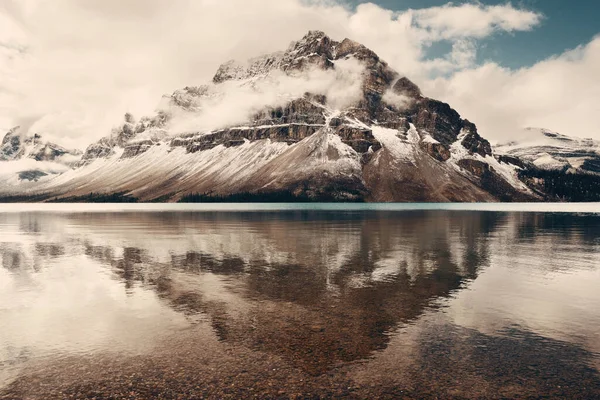 Góry Odbicie Lasu Nad Jeziorem Bow Mgłą Parku Narodowym Banff — Zdjęcie stockowe