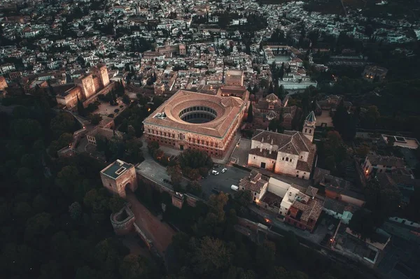 Granada, İspanya 'daki tarihi binalarla Alhambra hava manzarası.