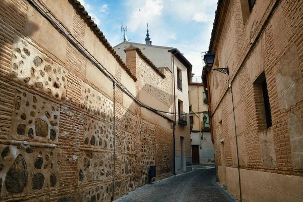 トレドの路地の通りの景色とスペインの歴史的建造物 — ストック写真