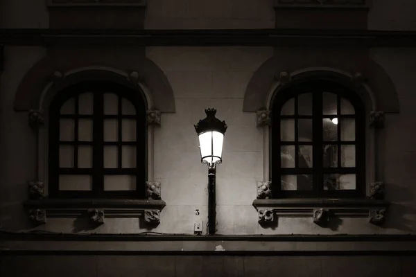 Widok Ulicy Lampką Drogową Zabytkowym Budynku Madridin Hiszpania — Zdjęcie stockowe