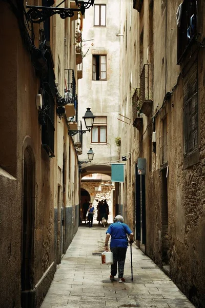 Mensen Oude Gebouwen Gotische Wijk Barcelona Spanje — Stockfoto