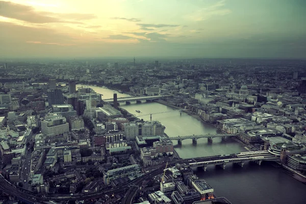 ロンドンの屋上パノラマ景観都市アーキテクチャやブリッジと夕日 — ストック写真