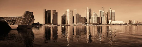 水上に都市の建物とシンガポールのスカイライン ストック写真