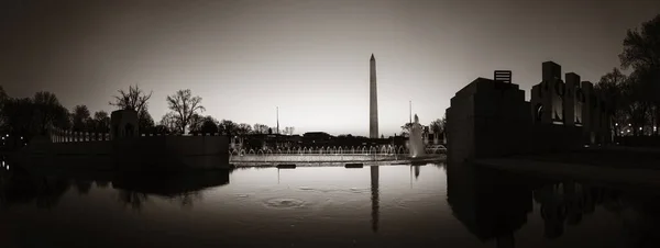 ワシントンDcの夜のランドマークとしてのワシントン記念碑 ストック写真