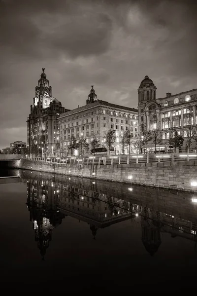 Ngiltere Deki Şehir Merkezinde Geceleyin Şehir Manzaralı Liverpool Tarihi Mimarisi - Stok İmaj