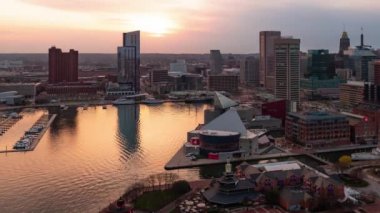 Baltimore gün batımından akşam saatlerine kadar çatı manzarası