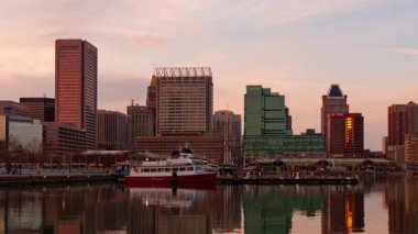 Baltimore 'un iç limanı, gün batımından akşama kadar tekne ve gökdelenlerle dolu.