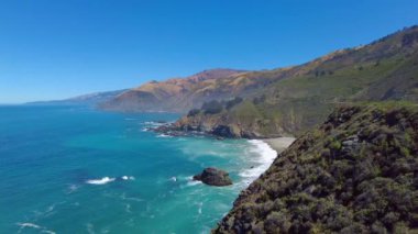 Kaliforniya 'daki Big Sur deniz kıyısı boyunca güzel bir manzara.