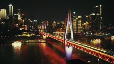 Chongqing şehir mimarisi ve Dongshuimen köprüsü gece vakti Çin 'de.