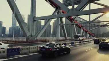 CHONGQING, ÇİN - OKT 2, 2021: Şehir mimarisi ve sokak otobüsten izleniyor