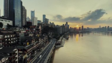 Çin 'in Chongqing şehrindeki Hongyadong' da geleneksel binalar.