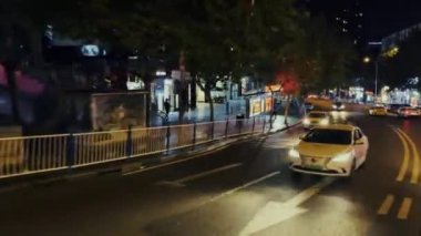 CHONGQING, ÇİN - OKT 2, 2021: Şehir mimarisi ve sokak geceleri otobüsten izleniyor