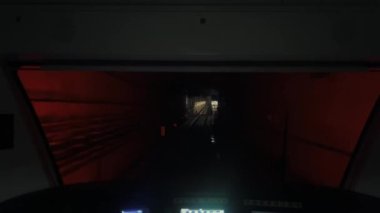Sürücünün Çin 'deki Chongqing şehrinde çalışan metro treni manzarası.