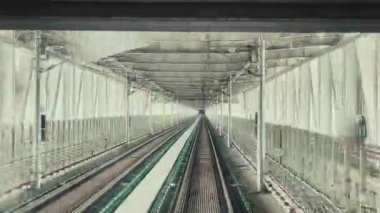 Çin 'de kentsel mimarisi olan Chongqing şehrinde metro treni çalışıyor.