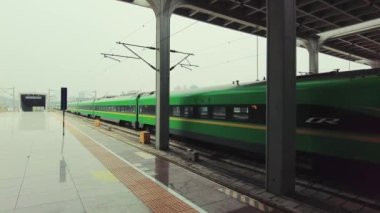 CHONGQING, ÇİN - OCT 2, 2021: Gaotie treni ve yolcularıyla birlikte tren istasyonunun iç manzarası.