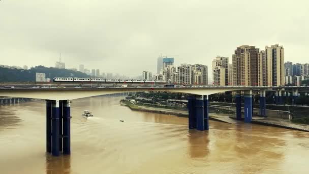 Chongqing Ciudad Arquitectura Urbana Puente Través Del Río Por Noche — Vídeo de stock