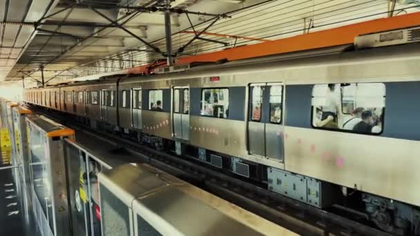 Chongqing China Oct 2021 Pociąg Metra Jadący Peron Stacji — Wideo stockowe