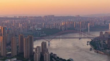 Chongqing şehri zaman çizelgesi Çin 'deki şehir mimarisi ve şehir manzarasının gün batımından gece yarısına kadar.