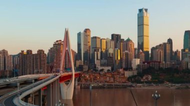 Chongqing şehrinin şehir mimarisi ve Qiansimen Köprüsü manzarası gece vakti Çin 'de.