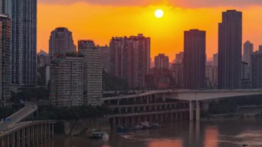 Chongqing şehri zaman çizelgesi Çin 'deki şehir mimarisi ve şehir manzarasının gün batımından gece yarısına kadar.