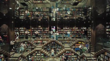 CHONGQING, ÇİN - 2. OT 2021: Kitap standı ve müşteri iç görünümü.