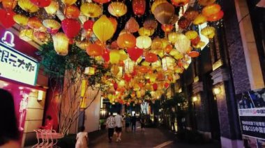 CHONGQING, ÇİN - 2, 2021: gece yarısı eski cadde şehir merkezindeki bar restoranı.