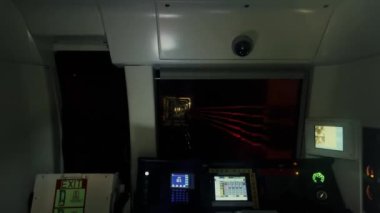 Sürücünün Çin 'deki Chongqing şehrinde çalışan metro treni manzarası.