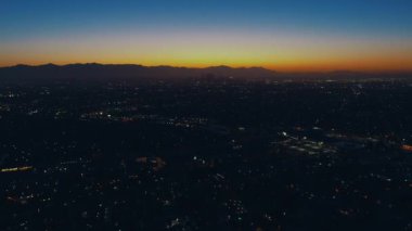 Los Angeles, Kaliforniya 'da güneş doğmadan önce yerleşim yerlerinin hava görüntüsü