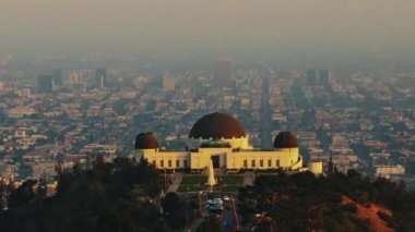 Griffith Gözlemevi 'nin ve Los Angeles' ın şehir merkezindeki gökdelen ofis binalarının zaman çizelgesi.