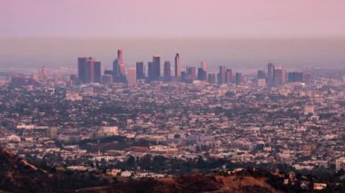 Modern gökdelen binalarının panoramik manzarası Los Angeles şehir merkezindeki dağın tepesinden izleniyor.