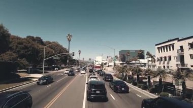 LOS ANGELES, CanIFORNIA, ABD - 2 Nisan 2021: Şehir binaları ve manzaralı sokak gezisi manzarası