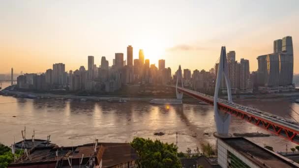 重慶市は中国で日没から夕暮れまで川の上の都市建築と橋のタイムラプスビュー — ストック動画