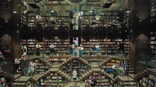 Chongqing China Octubre 2021 Vista Interior Librería Con Soporte Para — Vídeos de Stock