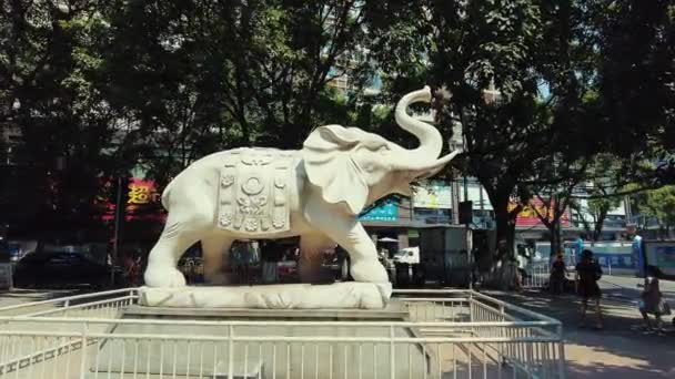 Chongqing China Oct 2021 Escultura Elefante Branco Centro Cidade — Vídeo de Stock