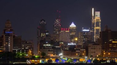 Philadelphia, Pennsylvania, ABD 'de şehrin ufuk çizgisi gün doğumu zaman çizelgesi görüntüsü