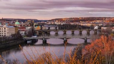Prag kenti, Çek Cumhuriyeti 'nde ufuk çizgisi mimarisi ve köprü zaman aşımı manzarası.