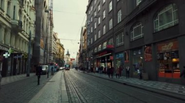 PRAG, CZECH Cumhuriyet - 14 MAR 2020: Tramvay ve tarihi kent mimarisi ile sokak manzarası.