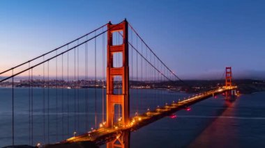 Golden Gate Köprüsü 'nün zaman ayarlı görüntüsü, San Francisco' nun ünlü simgesi olarak karanlık ve gün doğumundan gündoğumuna kadar.