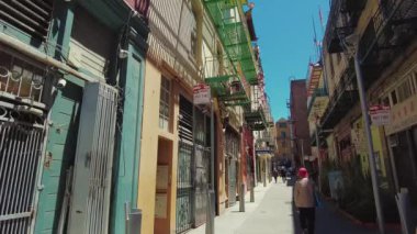 SAN FRANCISCO, ABD - 2 Nisan 2021: Gökdelenler, restoranlar, mağazalar ile şehir merkezi iş merkezi sokak manzarası.