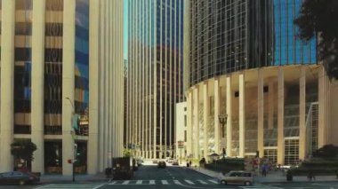 SAN FRANCISCO, ABD - 2 Nisan 2021: Gökdelenler, restoranlar, mağazalar ile şehir merkezi iş merkezi sokak manzarası.