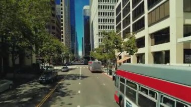 SAN FRANCISCO, ABD - 2 Nisan 2021: Gökdelenler, restoranlar, mağazalar ile şehir merkezi iş merkezi sokak manzarası.