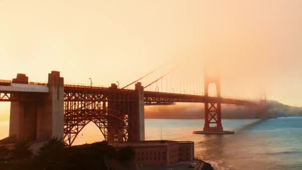 Golden Gate Bridge Zeitraffer Mit Nebel Als Berühmtes Wahrzeichen San — Stockvideo