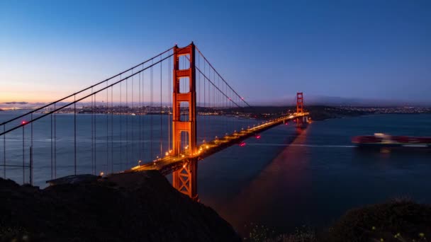 サンフランシスコのランドマークとして有名なゴールデンゲートブリッジは 暗闇から日の出へのタイムラプスビュー — ストック動画