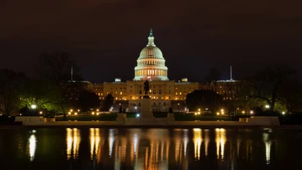 États Unis Capitol Hill Vue Rapprochée Avec Réflexion Eau Tôt — Video