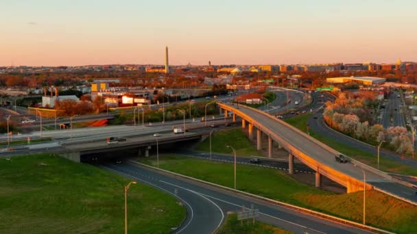 Ciudad Washington Skyline Con Puente Autopista Tráfico — Vídeo de stock